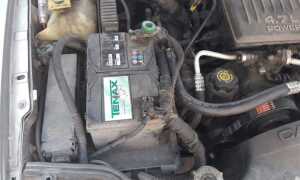 Где аккумулятор в jeep grand cherokee