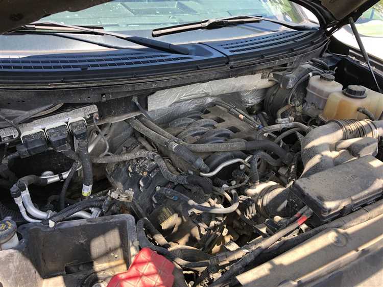 По динамике Haval F7 X уступает Mazda CX-5 с 2,5-литровым атмосферником (194 л.с., 258 Н·м), который разгоняется до 100 км/ч за 8,7 секунды. Однако турбомотор китайского кроссовера обеспечивает более ровную тягу на всём диапазоне оборотов, что делает его удобнее в повседневной эксплуатации. При этом Mazda выигрывает по экономичности (6,9 л/100 км в смешанном цикле) и надёжности, но проигрывает в стоимости обслуживания из-за более сложной конструкции.
