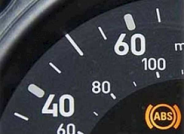 Что делать, если индикатор Brake горит постоянно, а тормоза работают нормально