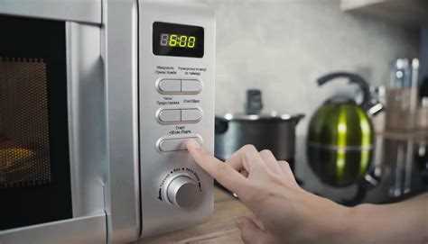Почему микроволновка при закрытии дверцы начинает работать