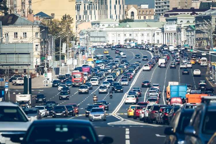 Какие факторы влияют на разницу в годовом пробеге между городскими и загородными машинами