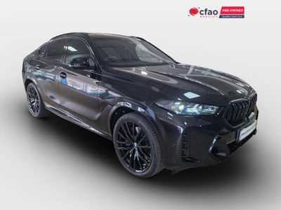 BMW X6 2021 года остаётся одним из самых востребованных премиальных кроссоверов на российском рынке, несмотря на выход более новых моделей. В 2021 году производитель предложил три основные комплектации: undefinedxDrive30d</strong>, <strong>xDrive40i</strong> и топовую <strong>M50i</strong>. Цены на новые автомобили в официальных дилерских центрах стартовали от <strong>6 450 000 рублей</strong> за дизельную версию и достигали <strong>9 800 000 рублей</strong> за модификацию M50i с 530-сильным двигателем. Однако уже к концу 2021 года из-за дефицита и роста курса валют стоимость могла вырасти на 5–10%.»></p><div class='code-block code-block-1' style='margin: 8px 0; clear: both;'>
<!-- 1comsitroen -->
<script src= 