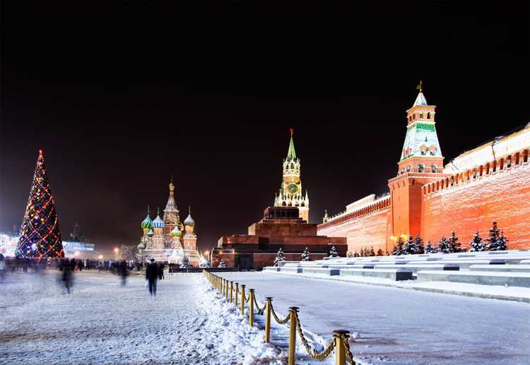 Если погода подведет, отправляйтесь в undefinedГМИИ им. Пушкина</strong>, где до 20:00 открыта выставка «Импрессионизм. От Мане до Ван Гога». В этот день действует акция: при покупке двух билетов третий – в подарок. Цена билета – 600 рублей, льготный – 300. Альтернатива – <strong>Центр современного искусства «Гараж»</strong>, где с 14:00 до 18:00 проходит лекция искусствоведа Анны Толстовой о московском андеграунде 1980-х. Стоимость – 400 рублей, студентам скидка 50%.»></p>
<ul>
<li><strong>Красная площадь</strong> – с 12:00 до 15:00 здесь развернется ярмарка ремесленников «Мастерская России». Продают керамику, кожаные изделия и мед от подмосковных пасек. Вход бесплатный, но за сувениры придется заплатить от 300 до 5000 рублей.</li>
<li><strong>ВДНХ</strong> – в павильоне №34 «Космос» с 11:00 до 19:00 работает интерактивная выставка «Открытый космос». Можно примерить скафандр, попробовать космическую еду и сфотографироваться на фоне макета МКС. Билет – 700 рублей, дети до 7 лет – бесплатно.</li>
<li><strong>Парк «Зарядье»</strong> – в 18:30 начнется кинопоказ под открытым небом: фильм «Москва слезам не верит» с живым оркестром. Вход по регистрации на сайте парка, количество мест ограничено.</li>
</ul>
<h2>Парки и скверы для пикника и прогулок на свежем воздухе</h2>
<p><img decoding=
