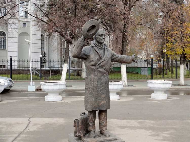 Если вы хотите воссоздать атмосферу сцены, обратите внимание на детали оформления книги. Издания 