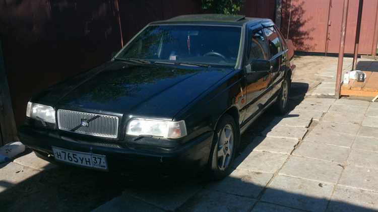 Где находится рычаг открывания капота в салоне Volvo 850